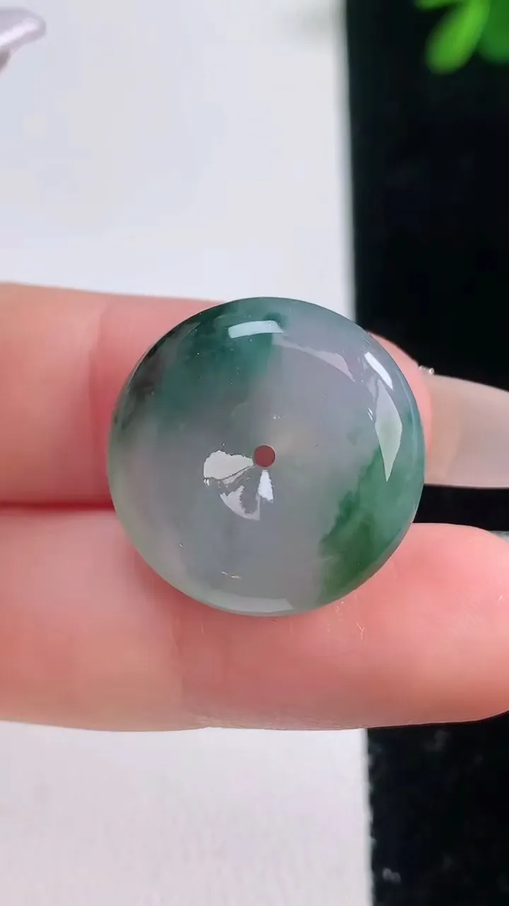 天然A货翡翠冰种飘花平安扣吊坠，尺寸20.2-5.7，重量:4.93g
12月21日