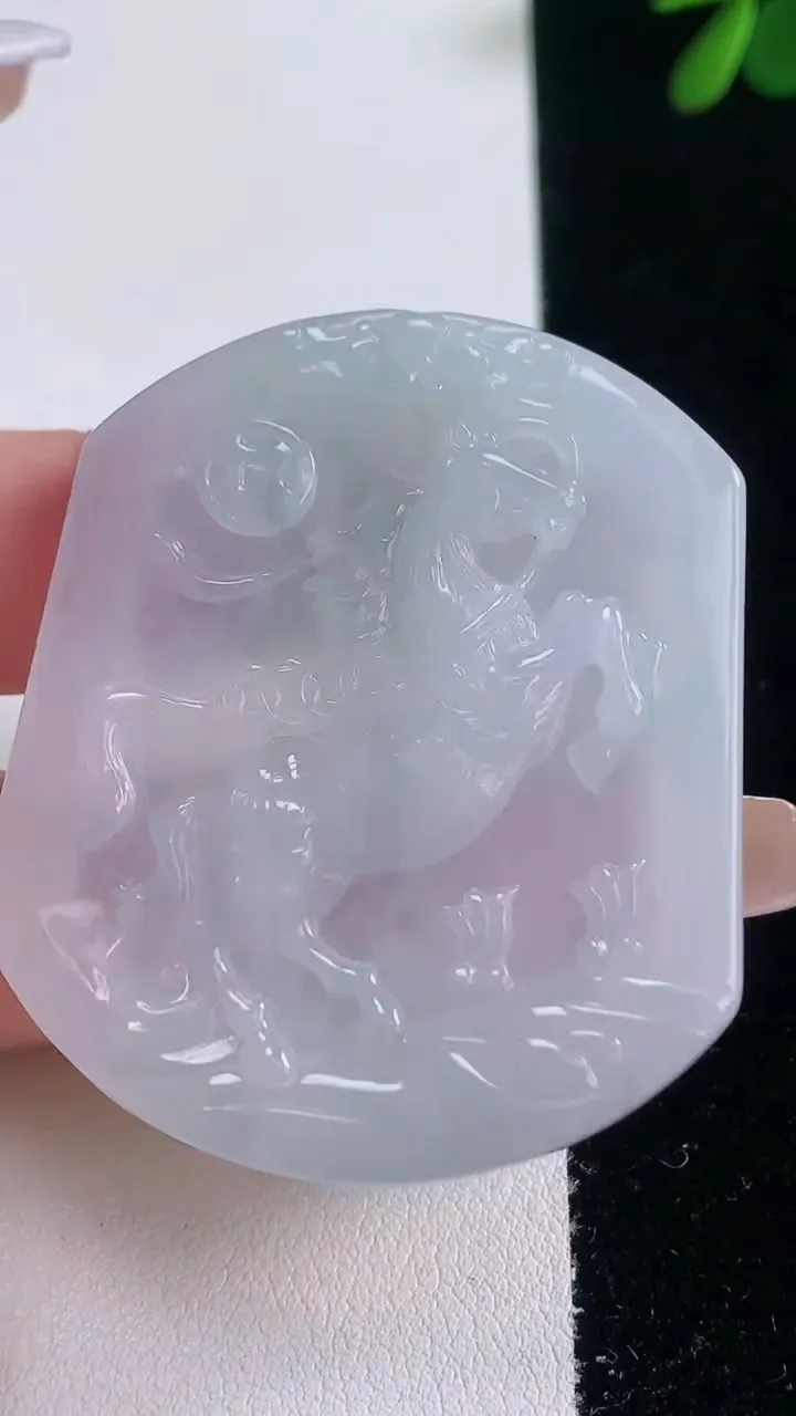 天然A货翡翠生肖马吊坠，尺寸48.3-41.5-4.8，重量:21.62g
12月21日