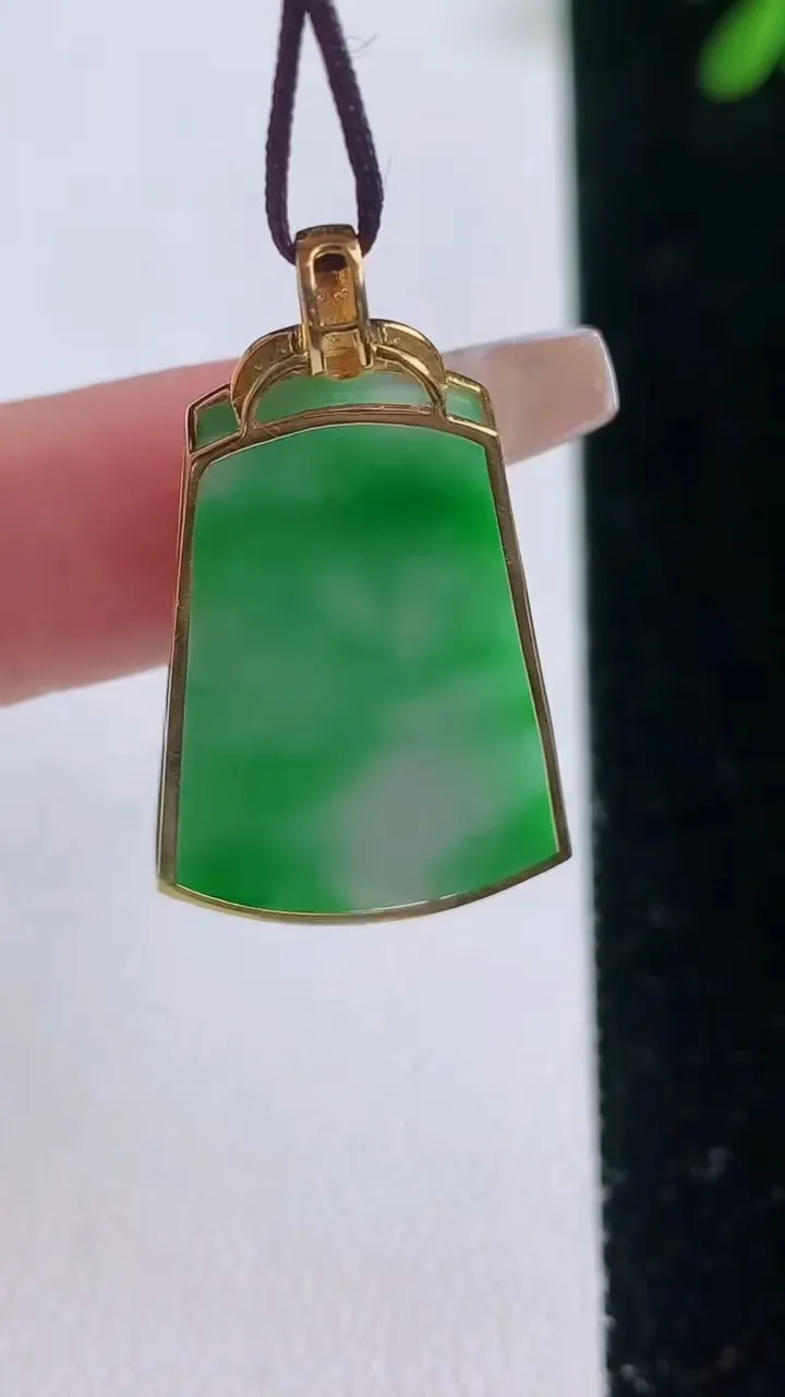 天然A货翡翠无事牌吊坠，尺寸26-18.6-3.8，重量:5.71g
12月21日