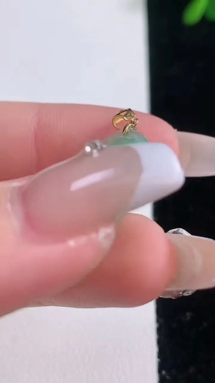 天然A货翡翠如意吊坠，尺寸22-14.3-3.2，重量:1.88g
12月21日