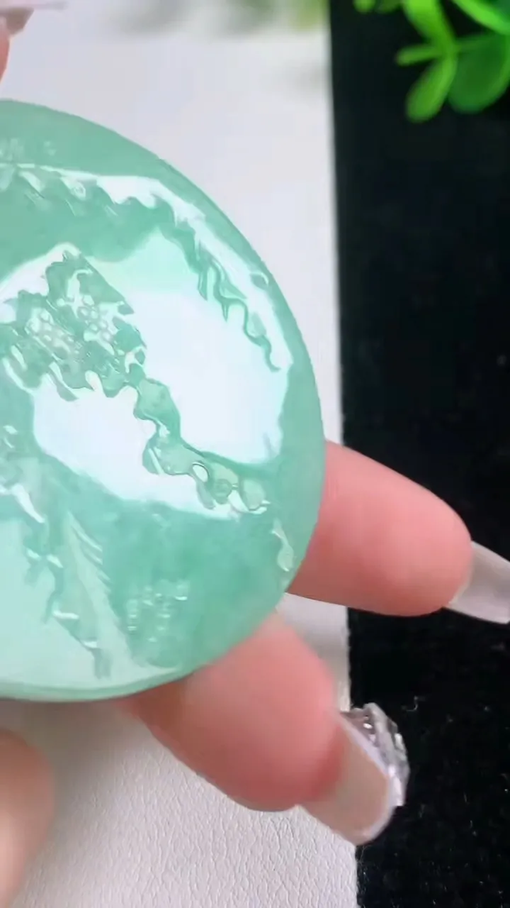 天然A货翡翠山水牌吊坠，尺寸53.8-5.3，重量:34.22g
12月21日