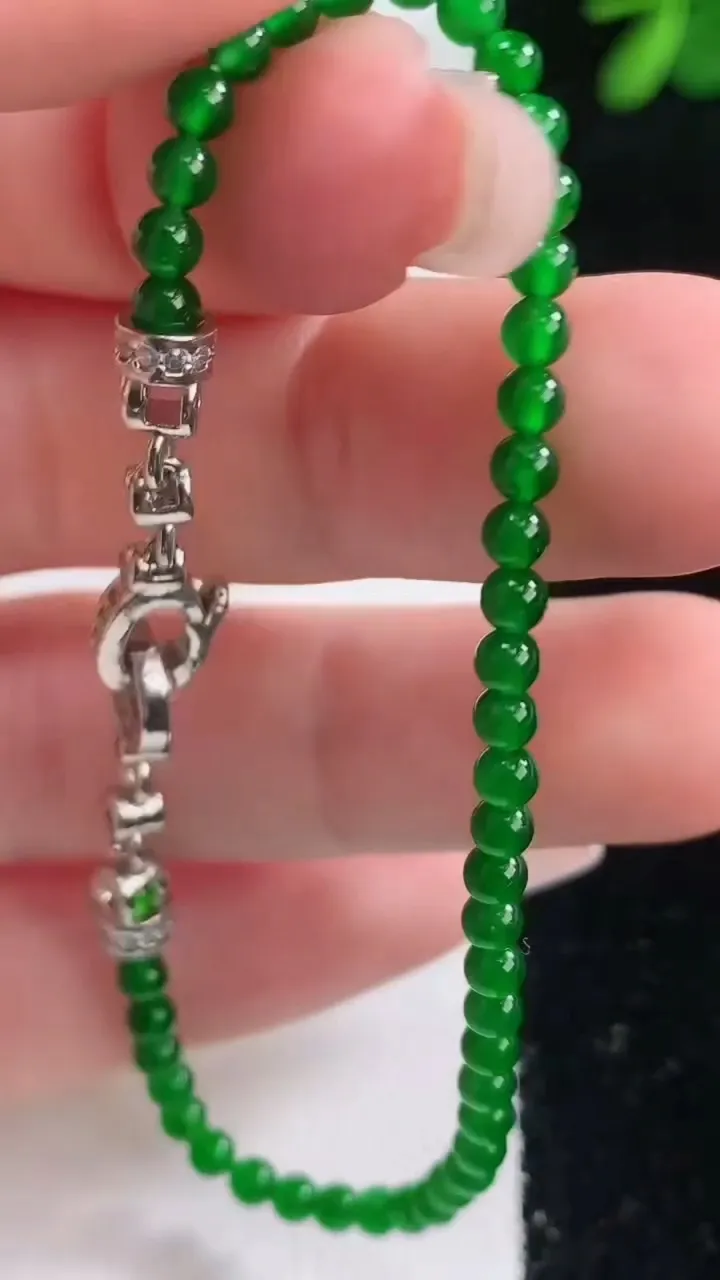 天然A货翡翠小米珠手串，尺寸2.9-49颗，重量:3.82g12月21日
工厂直销收藏佳品,种好水足，色泽均匀，有种有色，上手高大气！