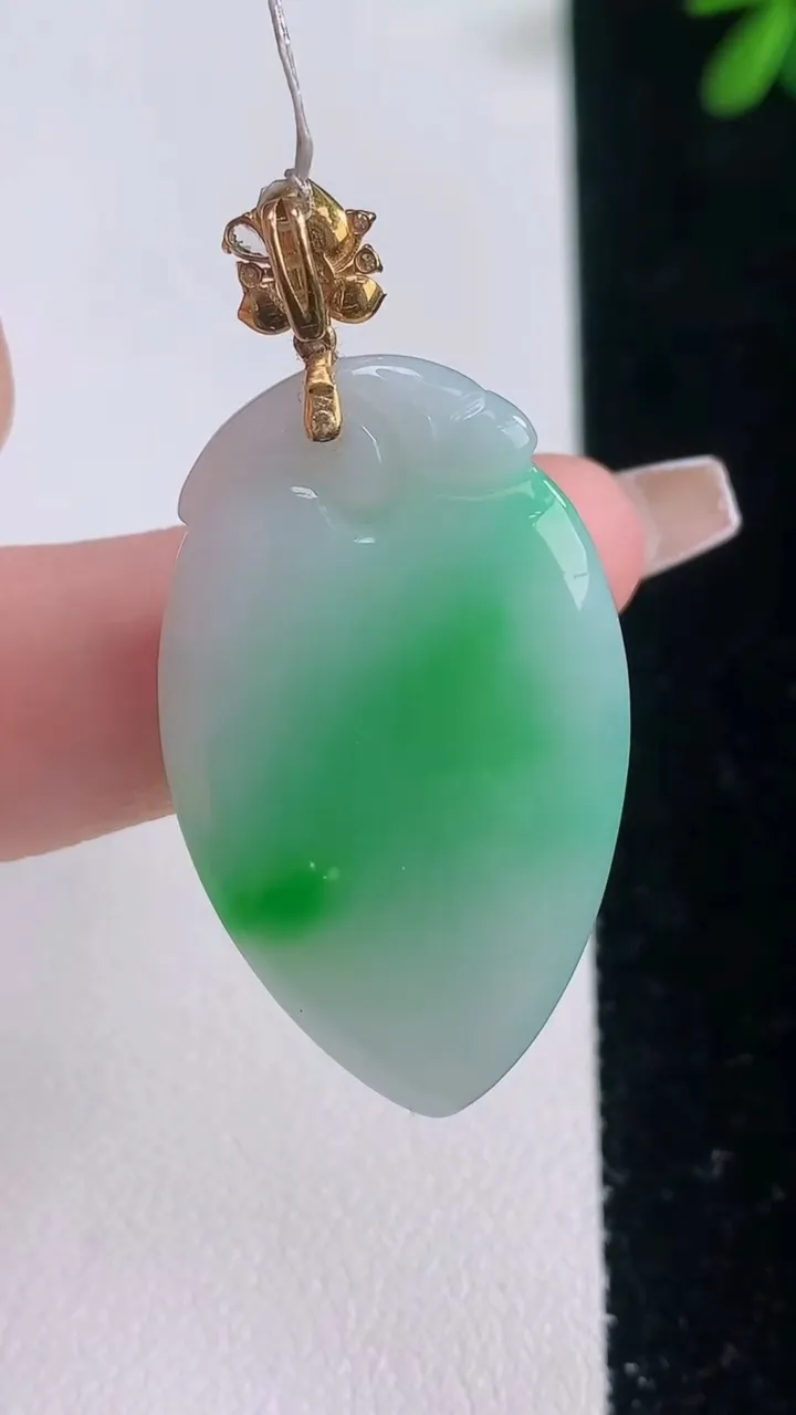 天然A货翡翠寿桃吊坠，尺寸35.8-21-8.8，重量:10.62g
12月21日