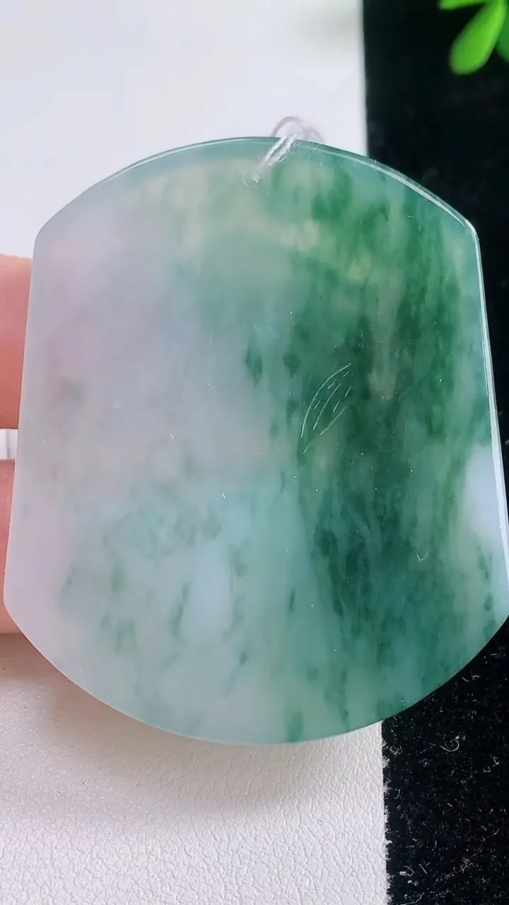 天然A货翡翠冰种飘花生肖虎吊坠，尺寸54.3-45.2-5.7，重量:30.47g
12月21日