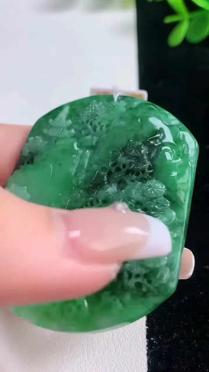 天然A货翡翠山水牌吊坠，尺寸54.3-47.4-6.6，重量:35.17g
12月21日