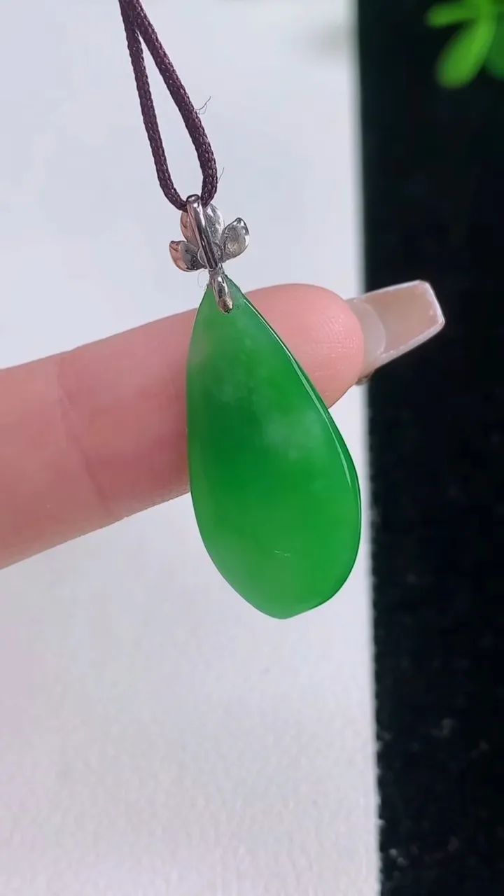 天然A货翡翠福瓜吊坠，尺寸23.7-12-3.6，重量:1.83g
12月21日