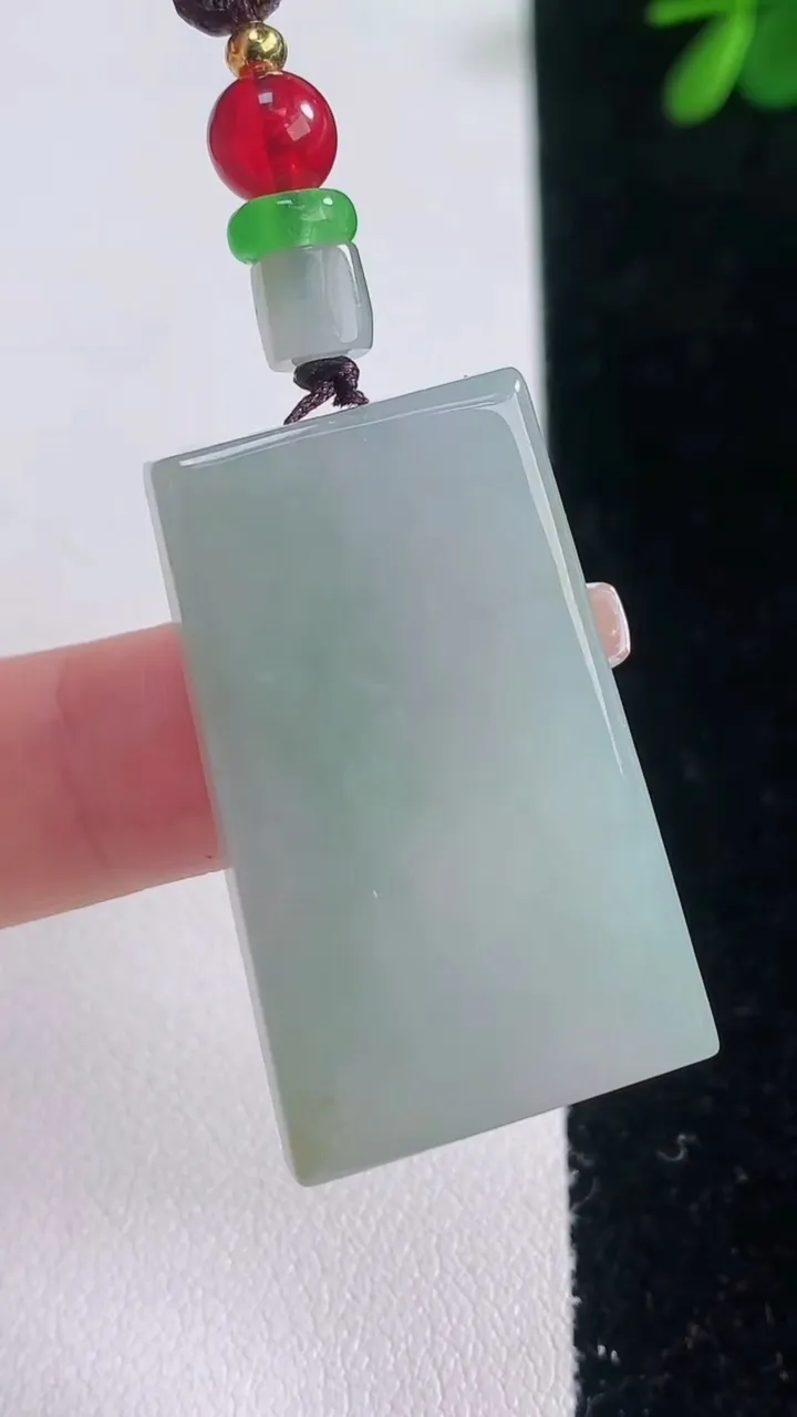 天然A货翡翠无事牌吊坠，尺寸34.8-21-5.6，重量:15.46g
12月21日