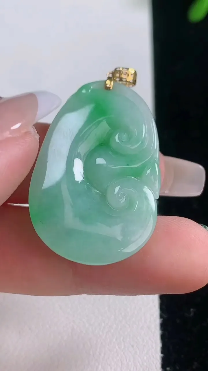 天然A货翡翠如意吊坠，尺寸34.4-21.4-6.5，重量:8.60g
12月21日