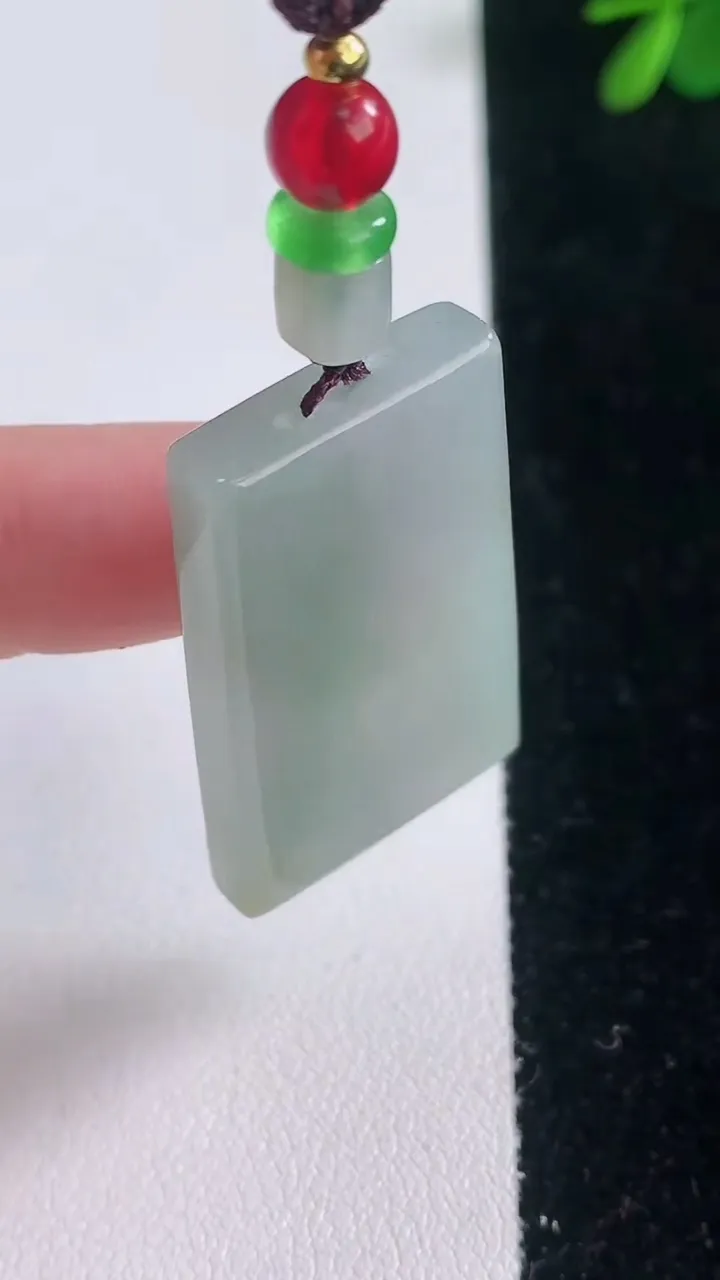 天然A货翡翠无事牌吊坠，尺寸34.8-21-5.6，重量:15.46g
12月21日