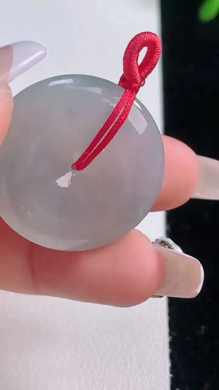 天然A货翡翠平安扣吊坠，尺寸27.8-5.8，重量:9.73g
12月21日