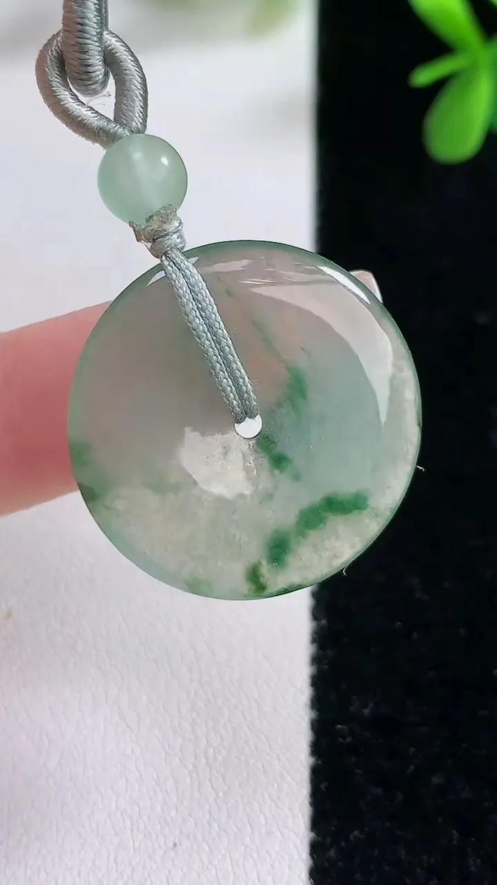 天然A货翡翠冰种飘花平安扣吊坠，尺寸25.8-3.4，重:4.66g
12月21日