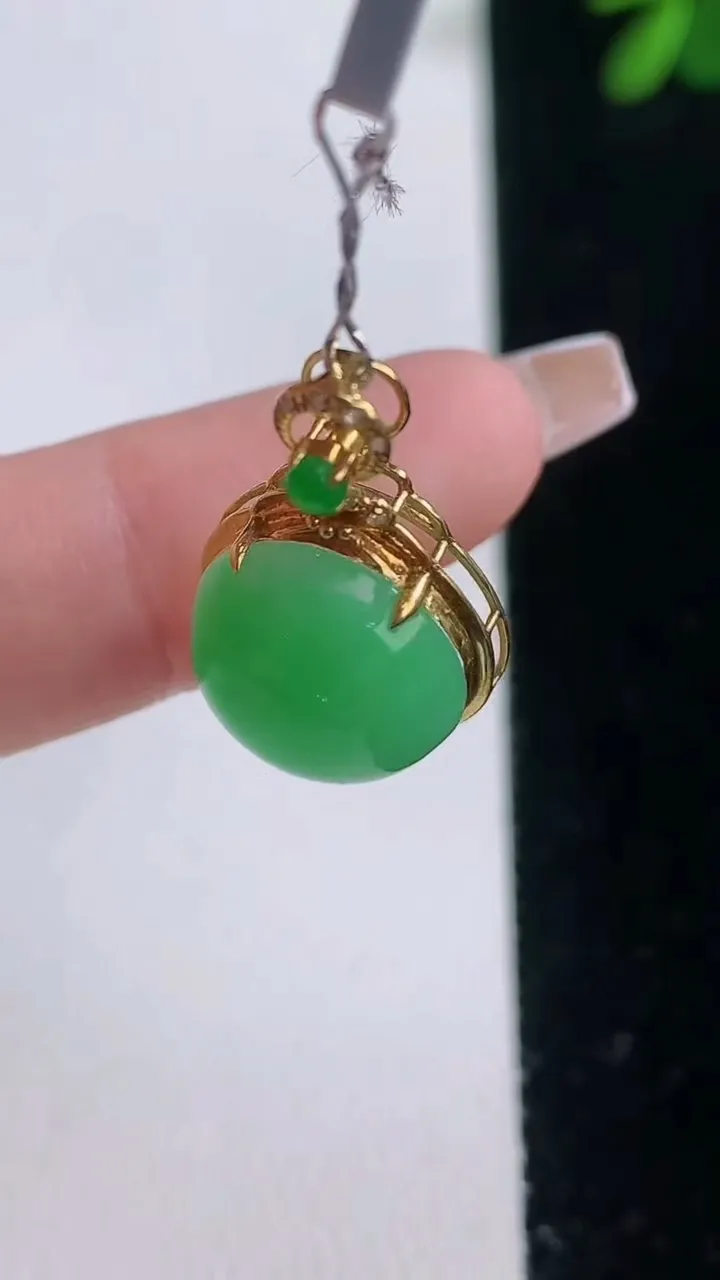 天然A货翡翠蛋面吊坠，尺寸22-14-8.1，裸石12.5重量:2.78g
12月21日