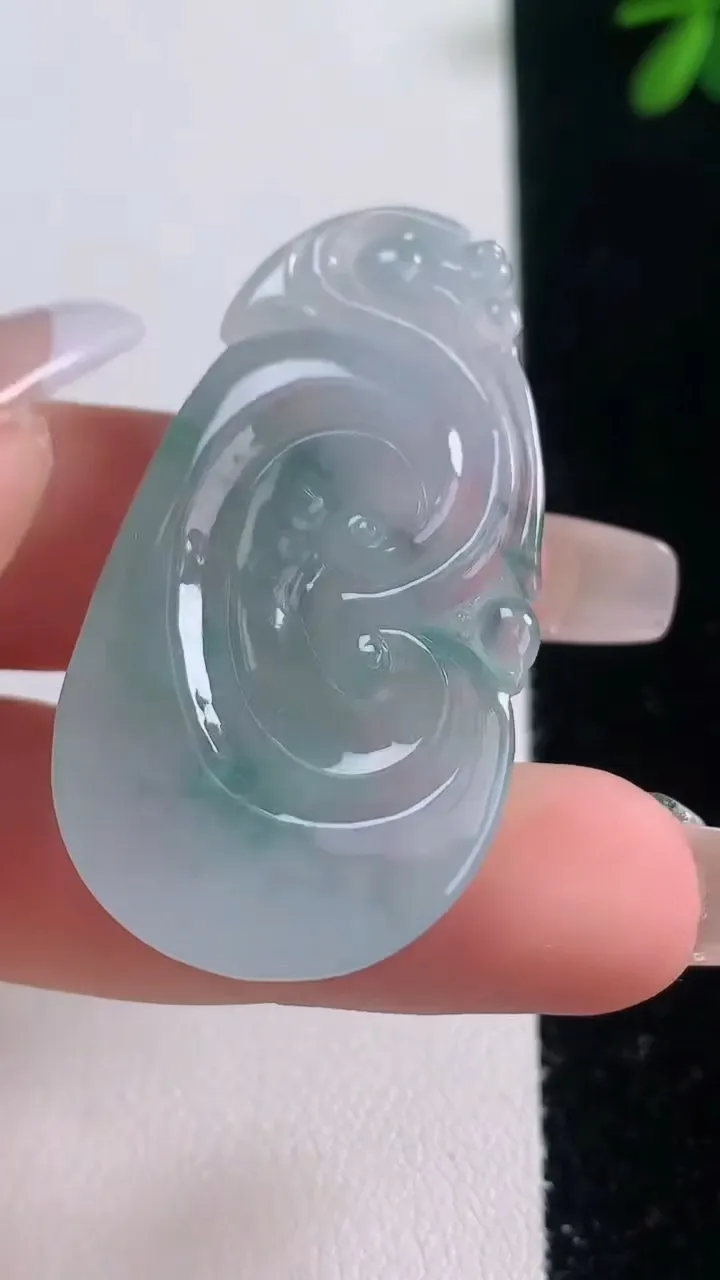 天然A货翡翠冰种飘花如意吊坠，尺寸44.7-23.6-7，重量:10.96g
12月21日