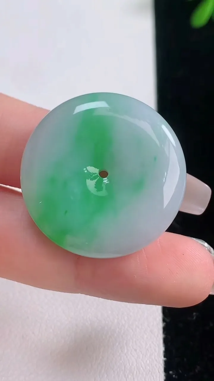 天然A货翡翠平安扣吊坠，尺寸29-6，重量:11.34g
12月21日