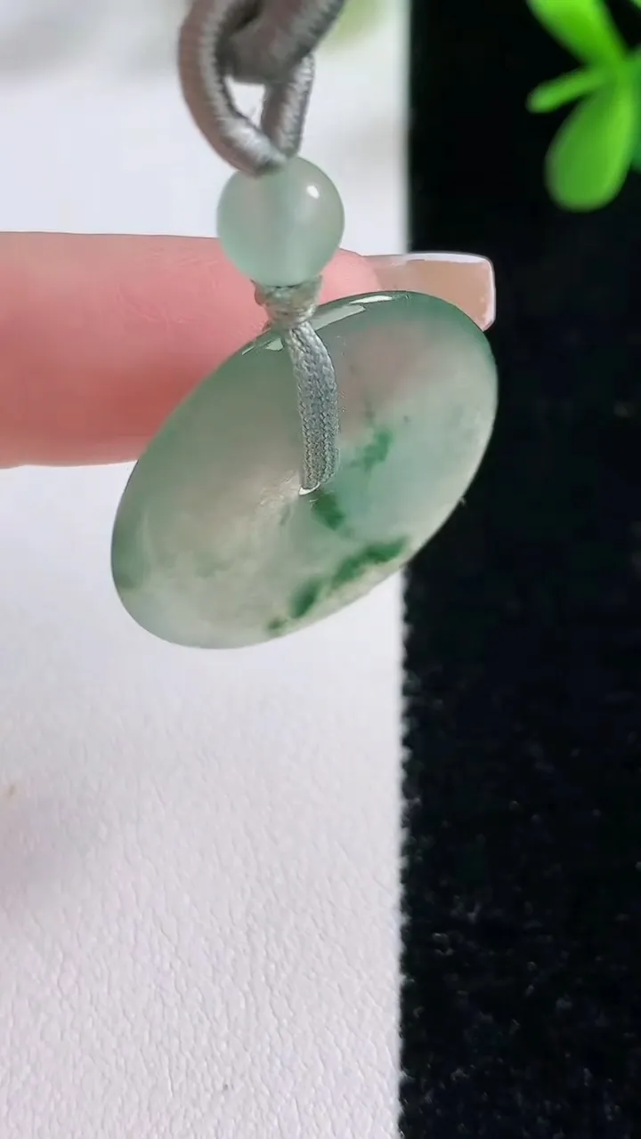 天然A货翡翠冰种飘花平安扣吊坠，尺寸25.8-3.4，重:4.66g
12月21日