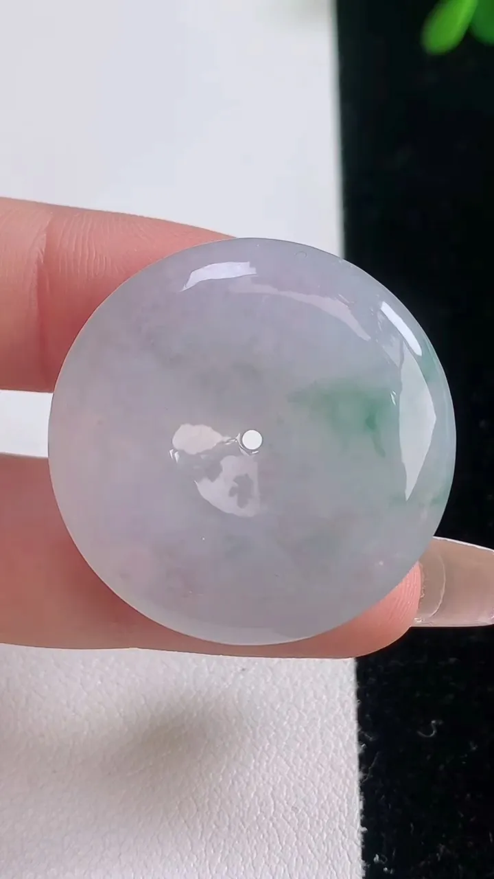 天然A货翡翠冰种飘花平安扣吊坠，尺寸31.3-5.8，重量:11.54g
12月21日