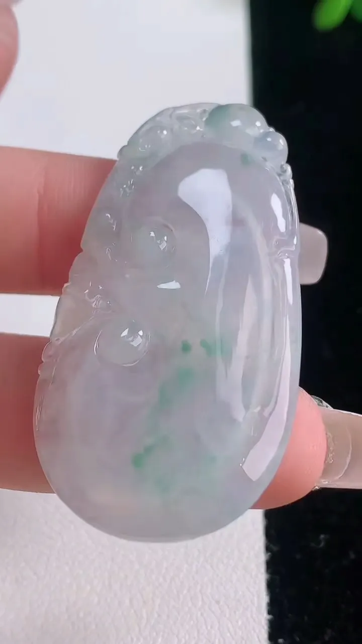 天然A货翡翠冰种飘花如意吊坠，尺寸45.6-25.2-4.2，重量:8.39g
12月21日