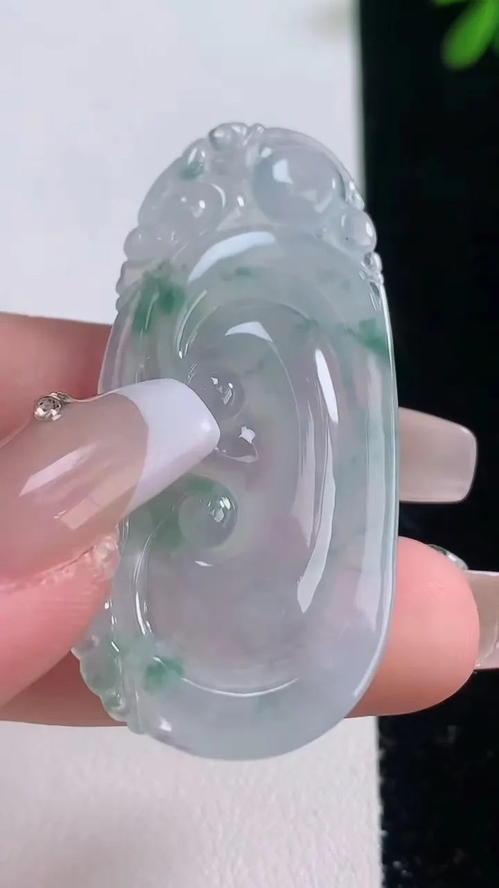 天然A货翡翠冰种飘花如意吊坠，尺寸47.4-23.2-5.4，重量:9.94g
12月21日