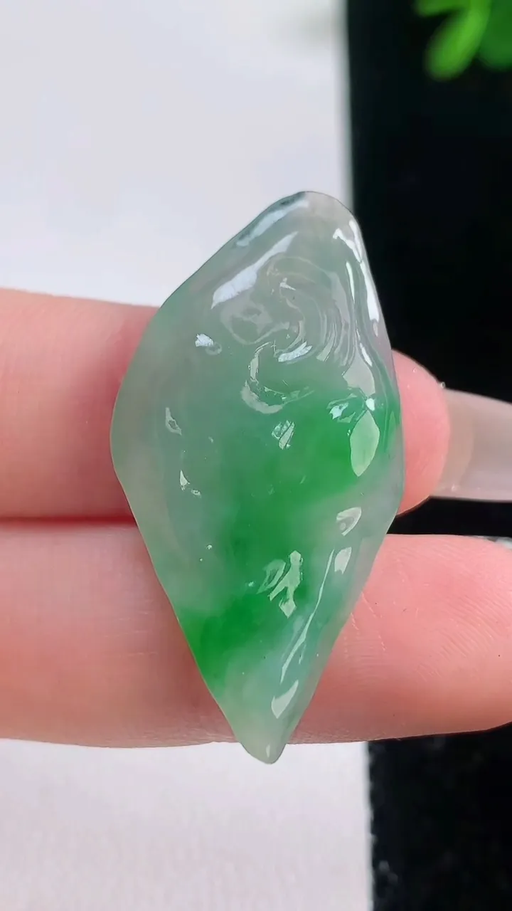 天然A货翡翠原石吊坠，尺寸36.8-19-4.8，重量:5.00g
12月21日