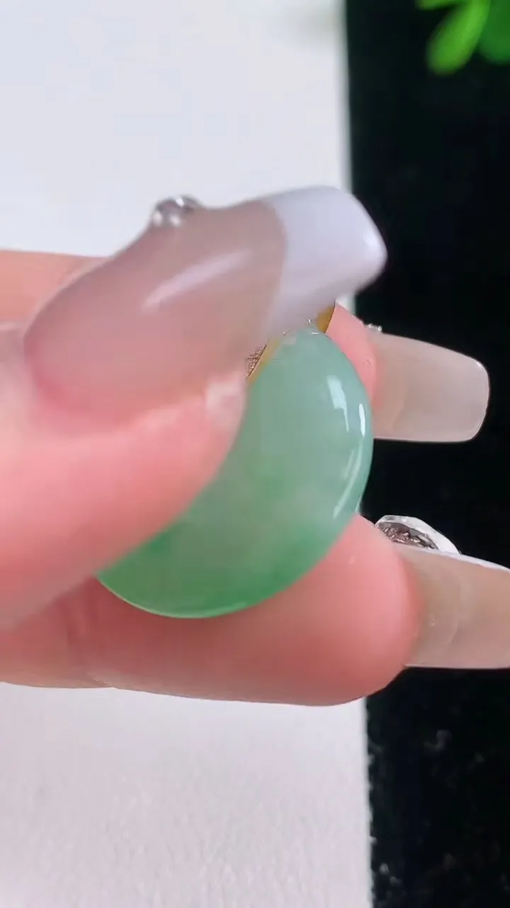 天然A货翡翠平安扣吊坠，尺寸21.5-3.5，重量:3.95g
12月21日