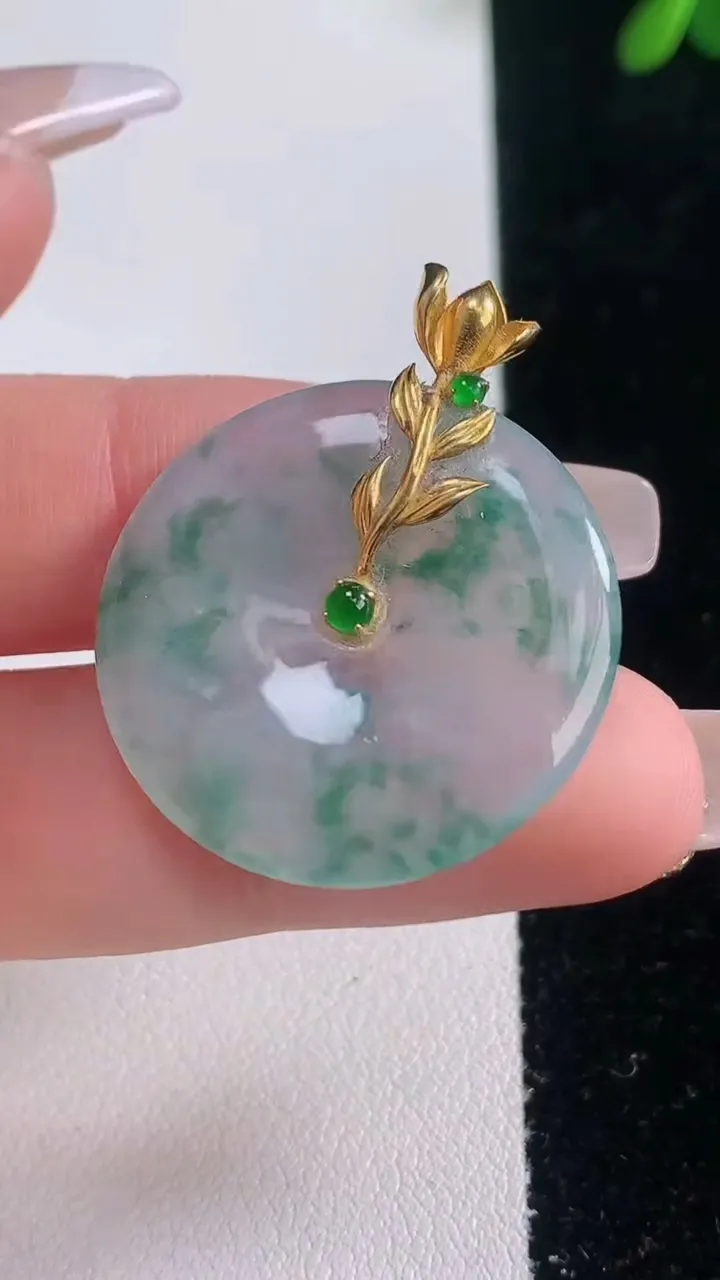 天然A货翡翠种飘花平安扣吊坠，尺寸27.3-3.4，重量:5.89g
12月21日