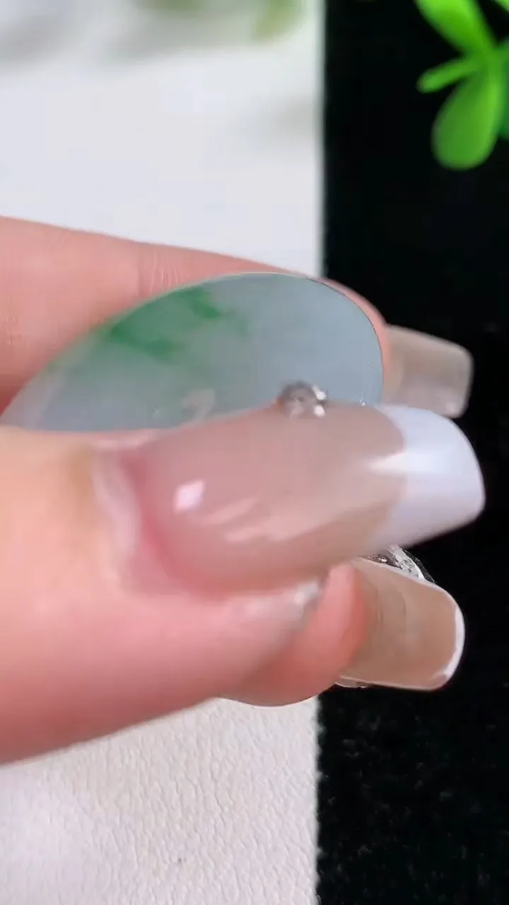 天然A货翡翠平安扣吊坠，尺寸31-5.8，重:11.49g
12月21日