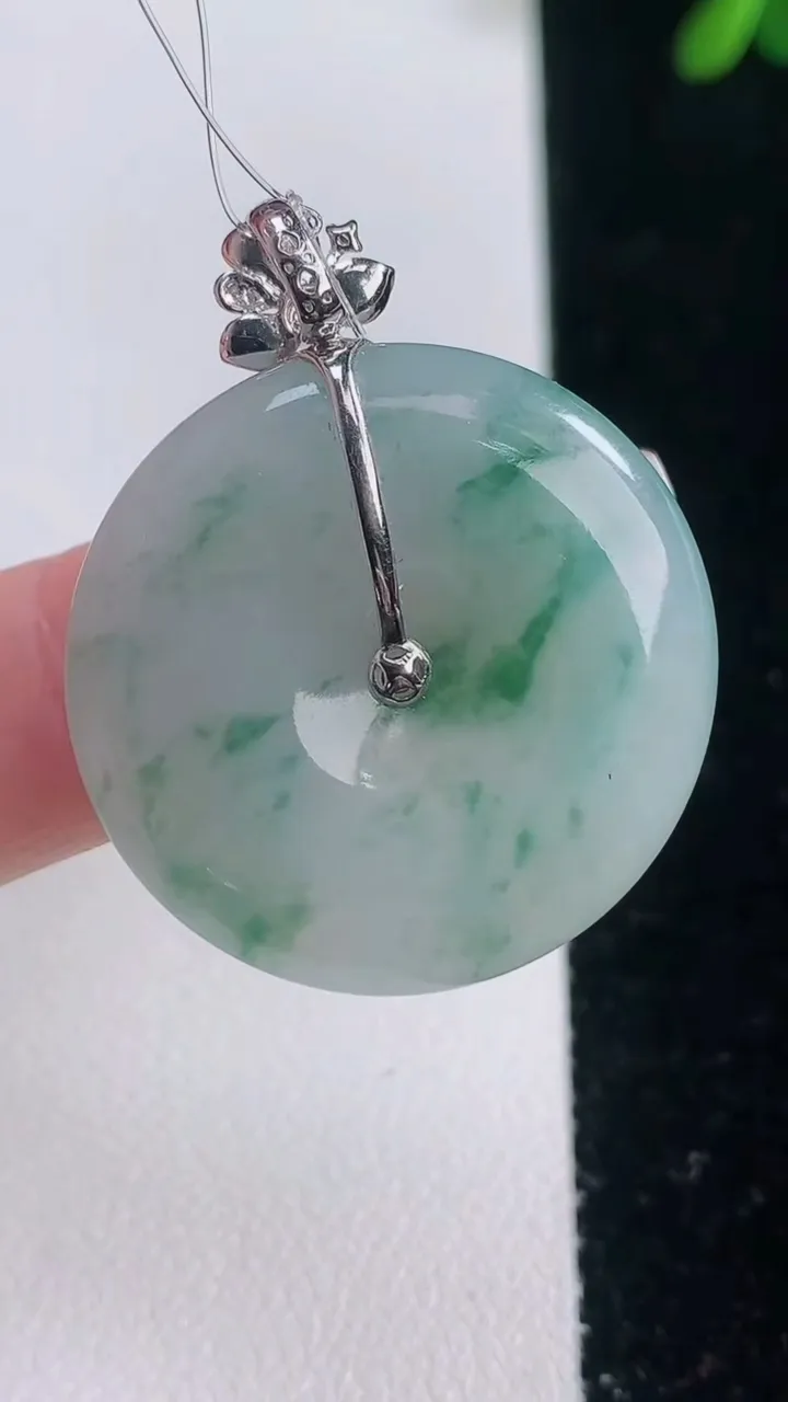 天然A货翡翠种飘花平安扣吊坠，尺寸27.8-5.4，重量:9.54g
12月21日