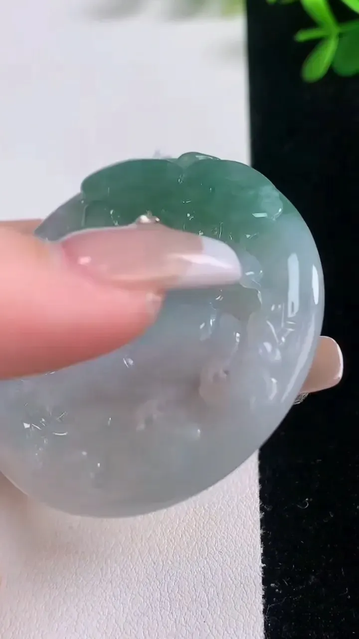 天然A货翡翠生肖兔吊坠，尺寸51.2-5.6，重量:30.66g
12月21日