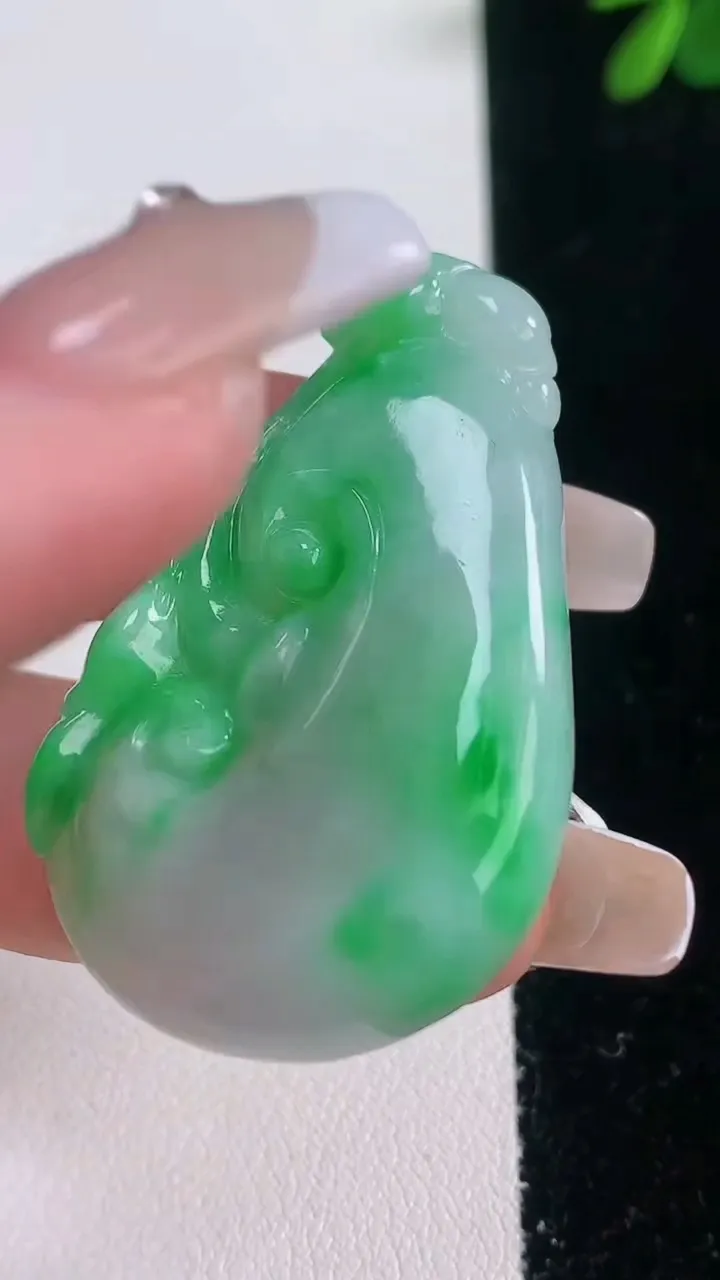 天然A货翡翠如意吊坠，尺寸44.8-27.6-6.4，重量:14.38g
12月21日