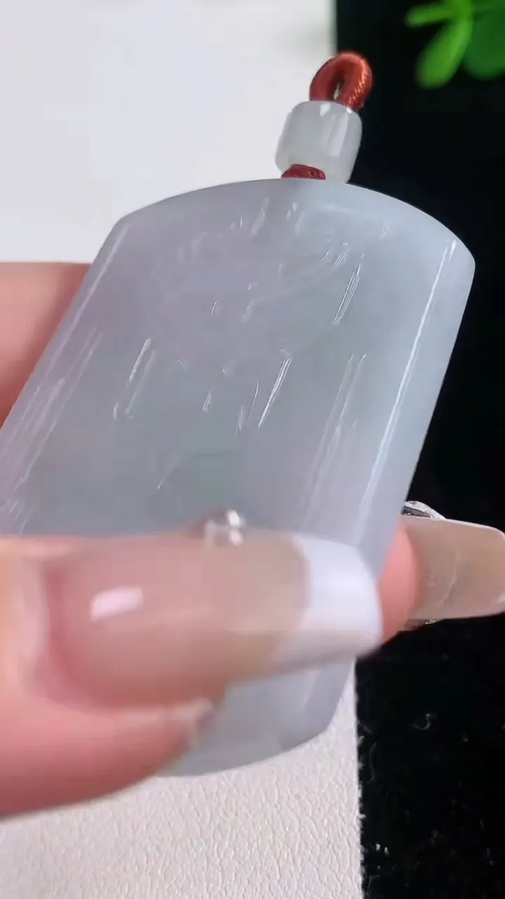 天然A货翡翠仿古无事牌吊坠，尺寸51-38-3.8，重量:22.40g
12月21日