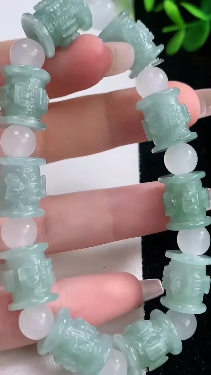 天然A货翡翠路路通手串，尺寸11-12.8-10颗，重量:36.95g12月21日
工厂直销收藏佳品,种好水足，色泽均匀，有种有色，上手高大气！