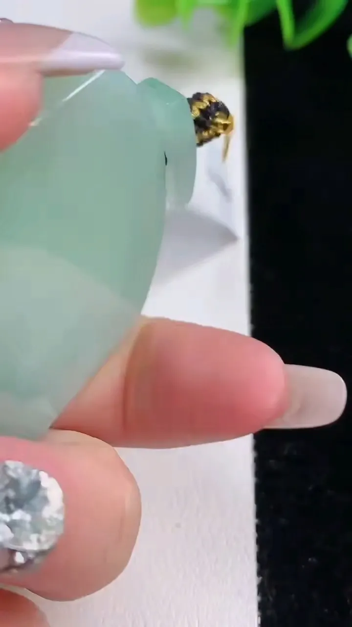 天然A货翡翠无事牌吊坠，尺寸50.3-40.4-5.8，重量:35.24g
12月22日