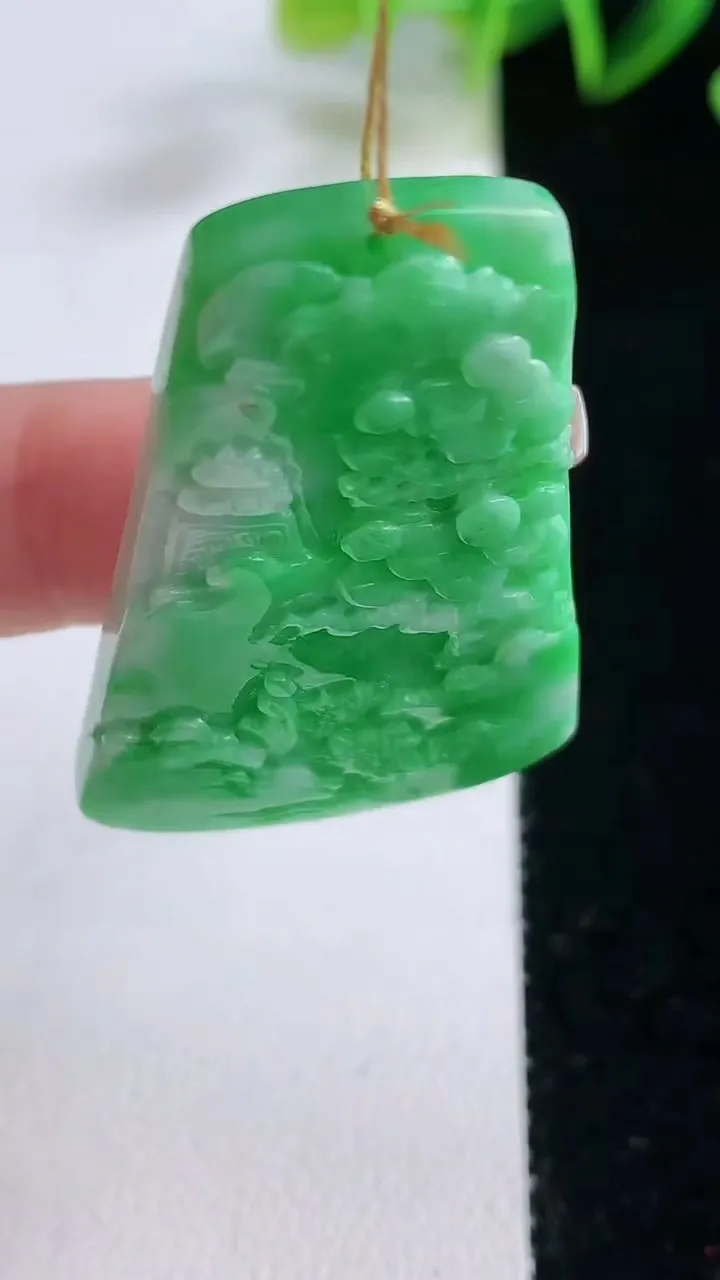 天然A货翡翠山水牌吊坠，尺寸42-28.2-5.8，重量:14.90g
12月22日