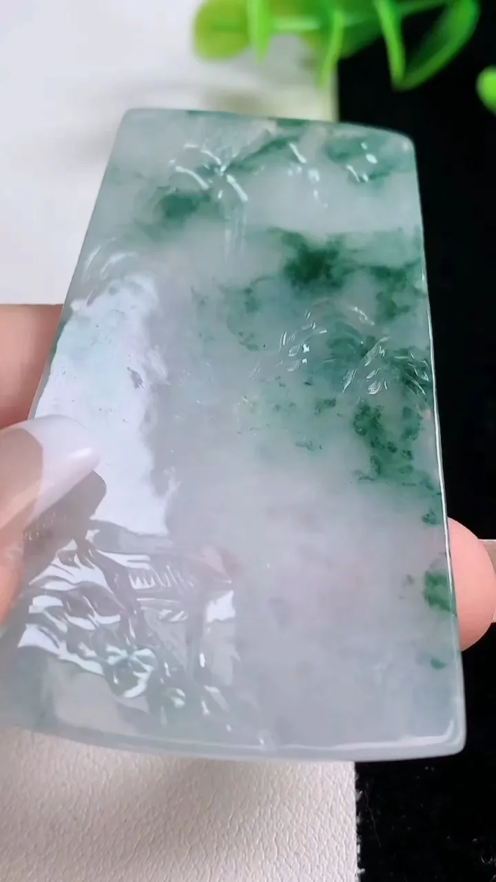 天然A货翡翠牌吊坠，尺寸64.3-38.9-3.8，重量:26.29g
12月22日