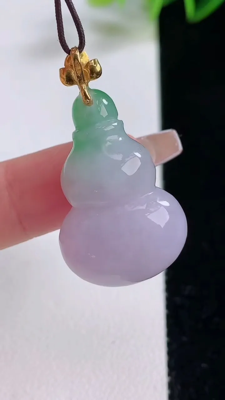 天然A货翡翠18K金春带彩紫罗兰葫芦吊坠，尺寸29.7-19.3-10.7，重量:9.37g
12月22日