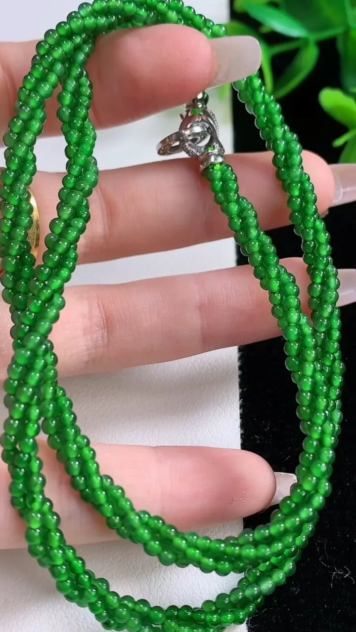 天然A货翡翠小米珠三排项链，尺寸2.7，重量:16.74g12月22日
工厂直销收藏佳品,种好水足，色泽均匀，有种有色，上手高大气！