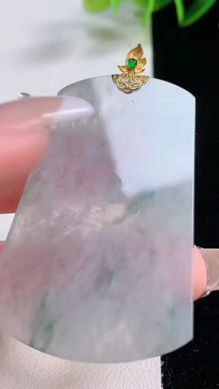 天然A货翡翠种飘花无事牌吊坠，尺寸54.5-35.3-2.9，重量:17.24g
12月22日