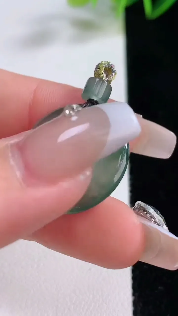 天然A货翡翠飘花平安环吊坠，尺寸22.8-3.5，重量:4.00g
12月22日