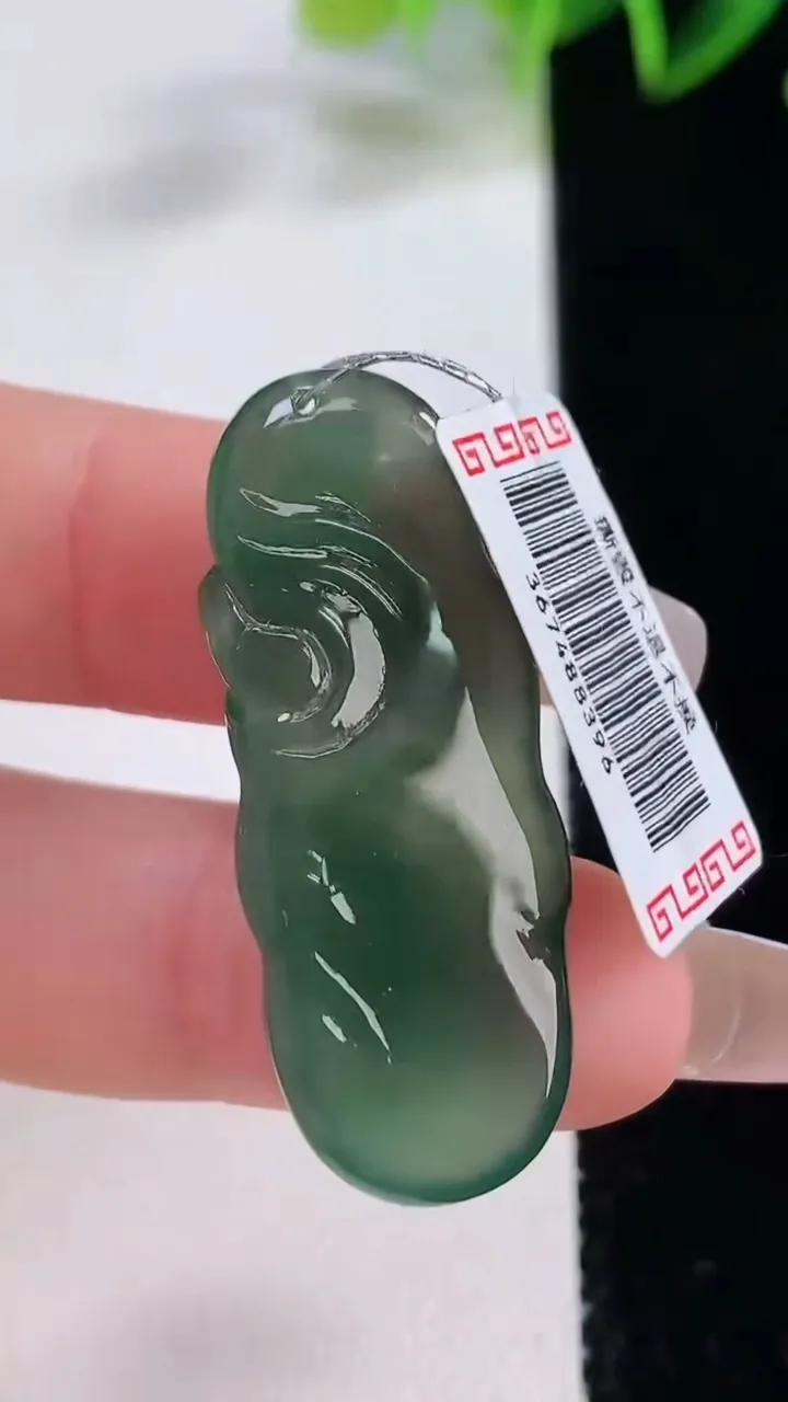 天然A货翡翠一鸣惊人吊坠，尺寸38-14.2-7.3，重量:7.02g
12月22日