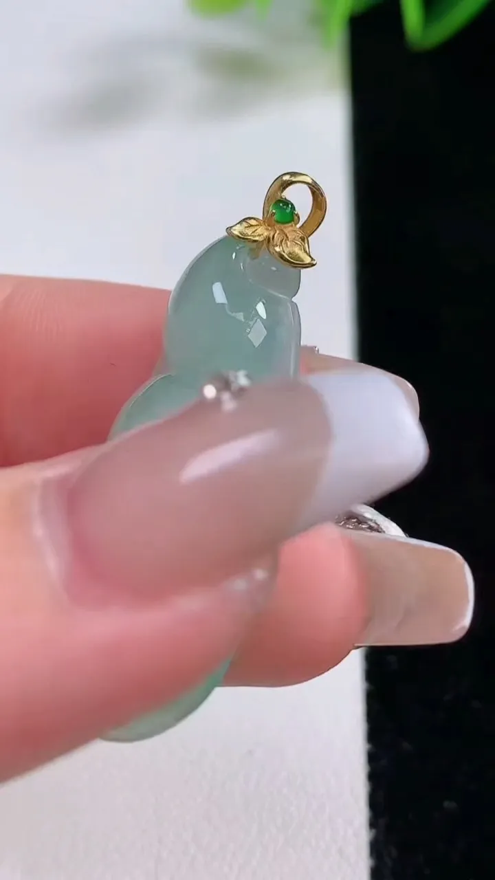 天然A货翡翠福豆吊坠，尺寸36.4-14-6.2，重量:5.60g
12月22日