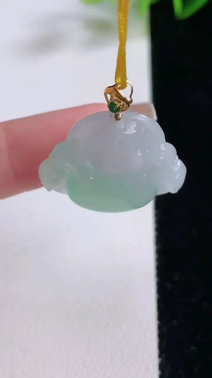 天然A货翡翠佛公吊坠，尺寸24.4-25.7-5.6，重量:5.14g
12月22日