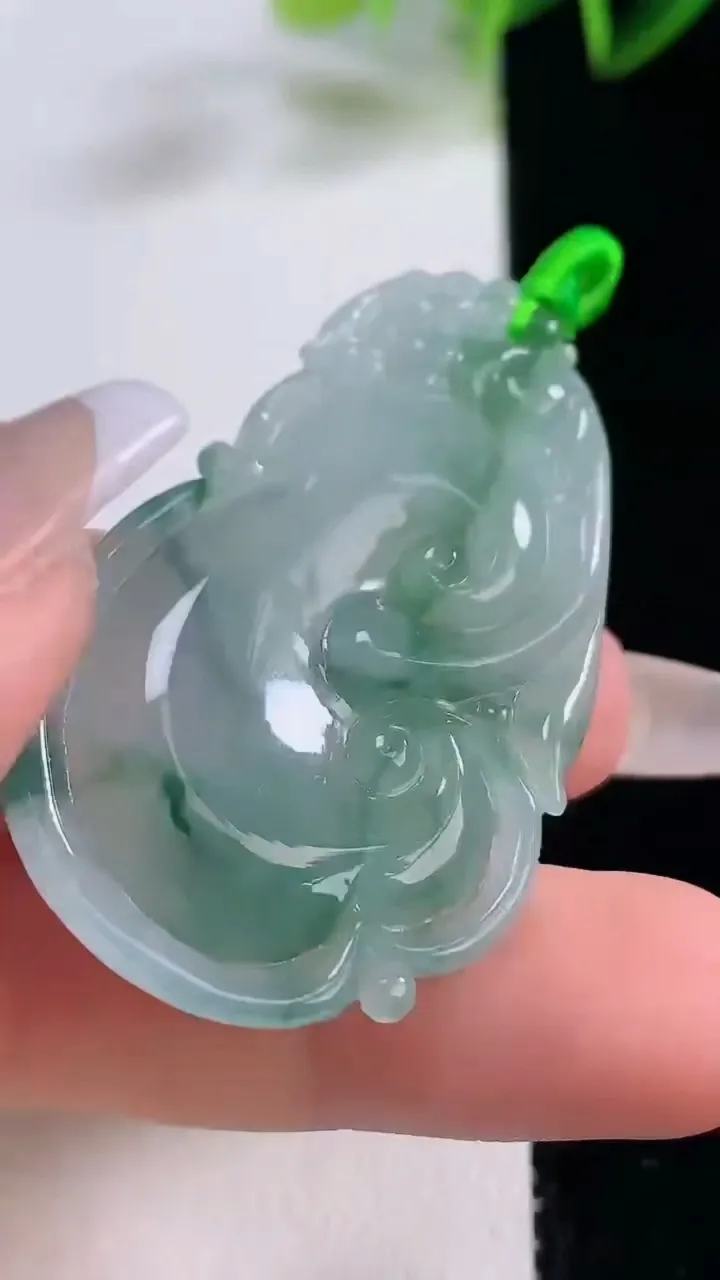 天然A货翡翠冰种飘花如意吊坠，尺寸47.5-29-6.6，重量:16.62g
12月22日