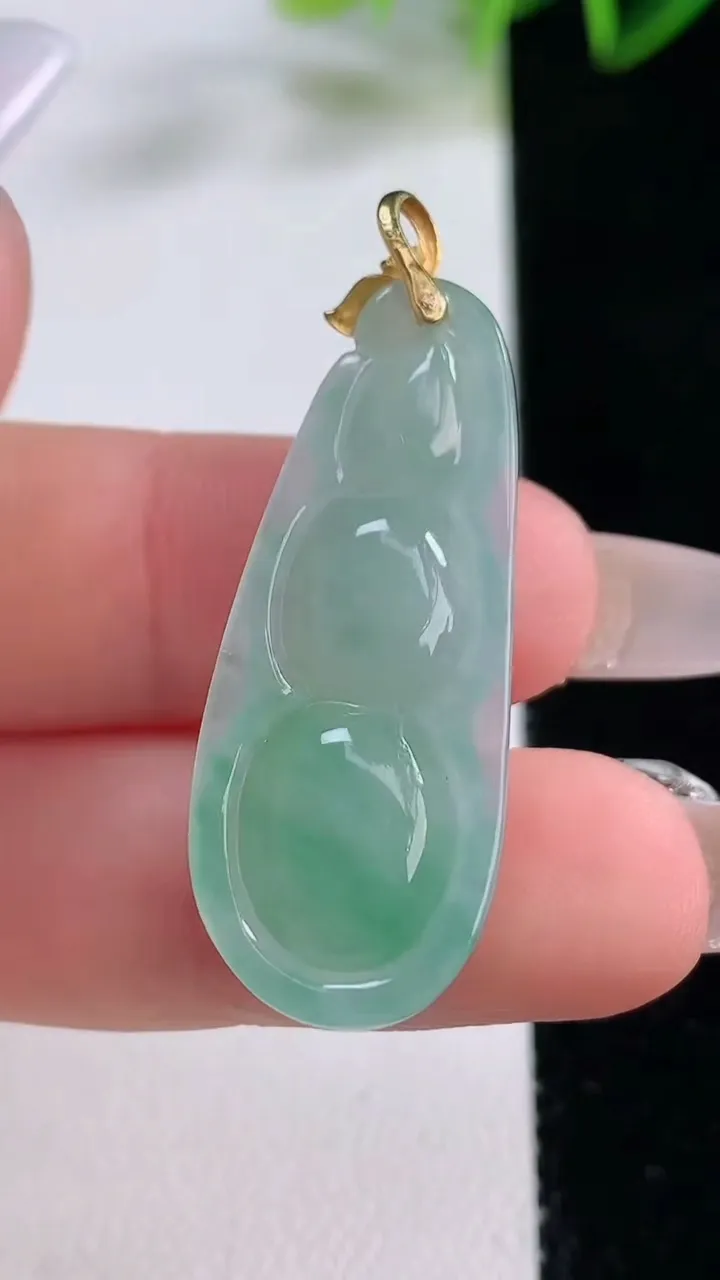 天然A货翡翠福豆吊坠，尺寸36.4-14-6.2，重量:5.60g
12月22日