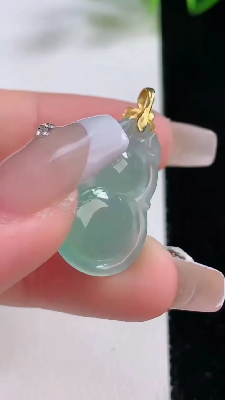 天然A货翡翠葫芦吊坠，尺寸24-15.8-6.5，重量:3.61g
12月22日