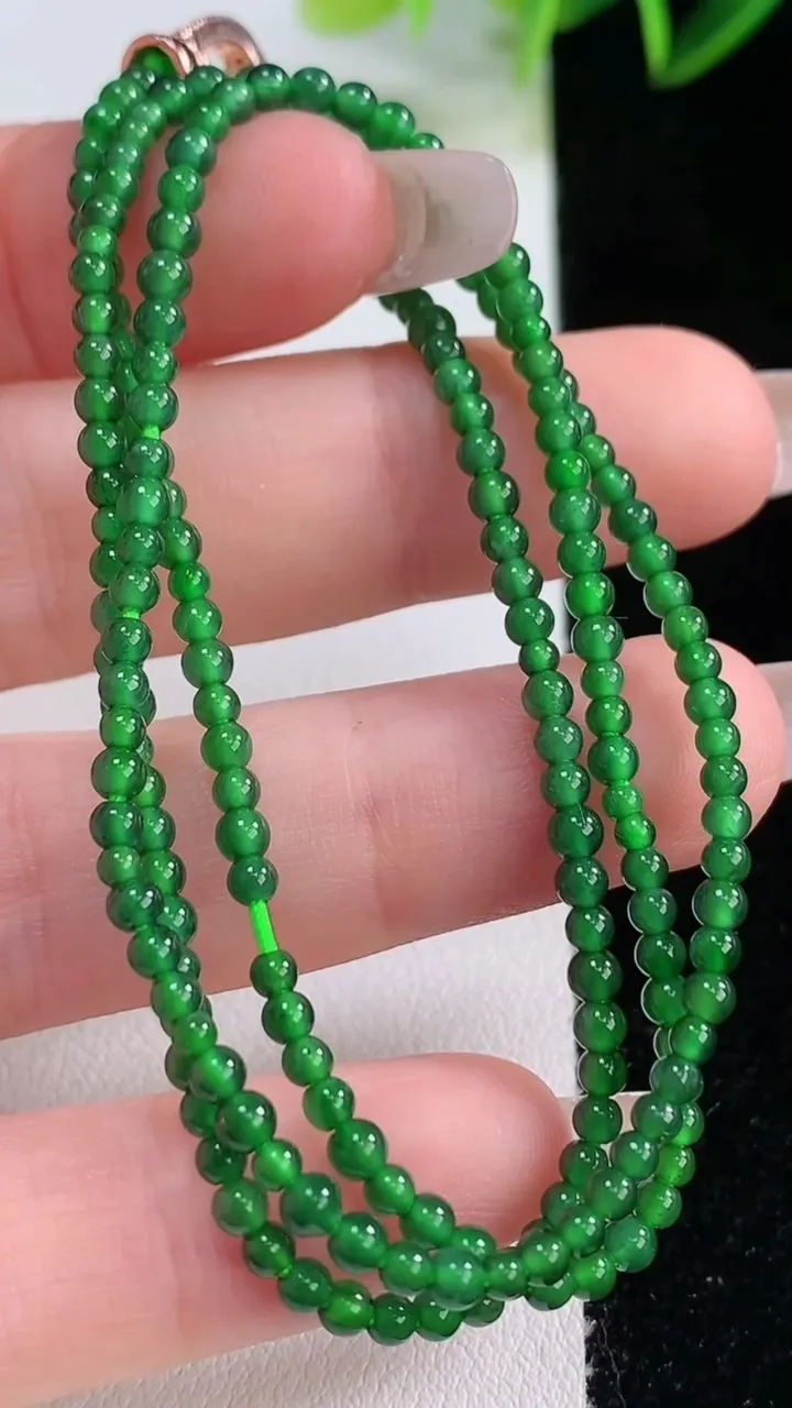 天然A货翡翠小米珠项链，尺寸2.4，重量:6.85g12月22日
工厂直销收藏佳品,种好水足，色泽均匀，有种有色，上手高大气！