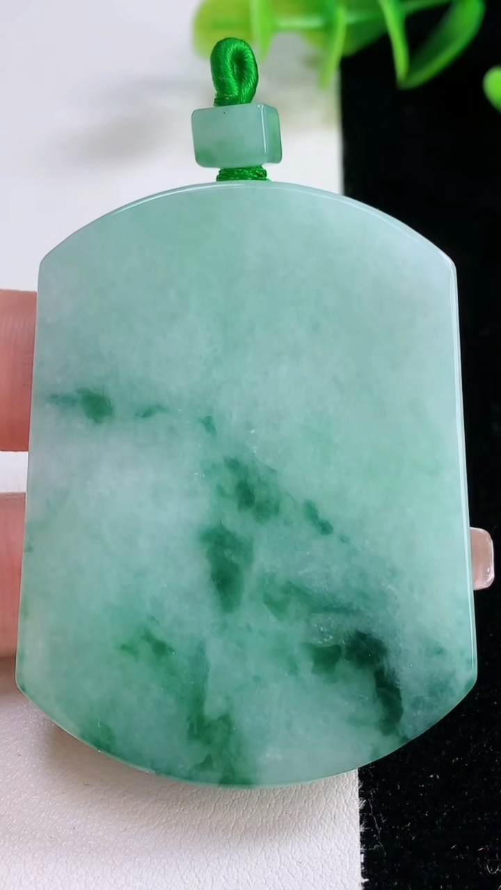 天然A货翡翠飘花无事牌吊坠，尺寸57.2-42.7-6，重量:45.02g
12月22日