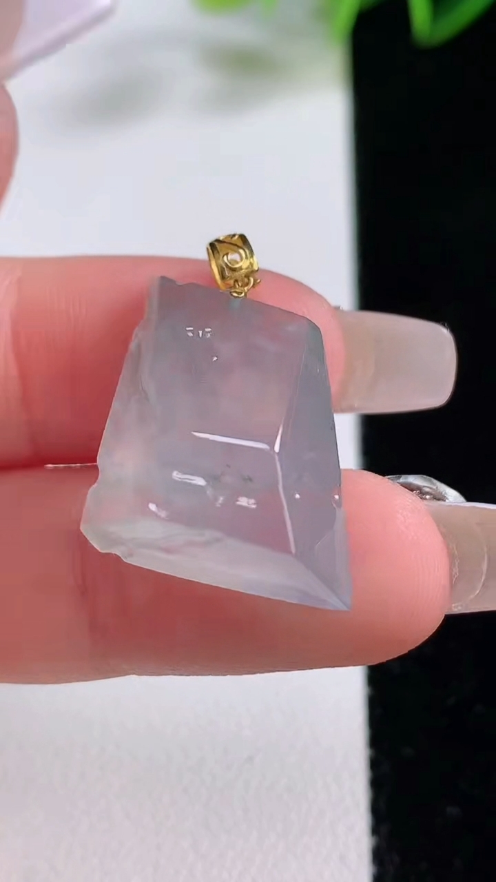 天然A货翡翠种飘花原石吊坠，尺寸19.4-16.8-8，重量:5.13g
12月22日