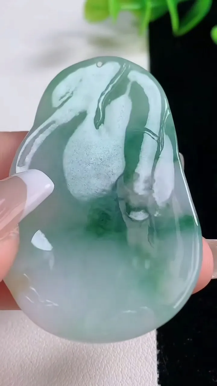 天然A货翡翠大势至菩萨吊坠，尺寸57.3-38-5.7，重量:21.83g
12月22日