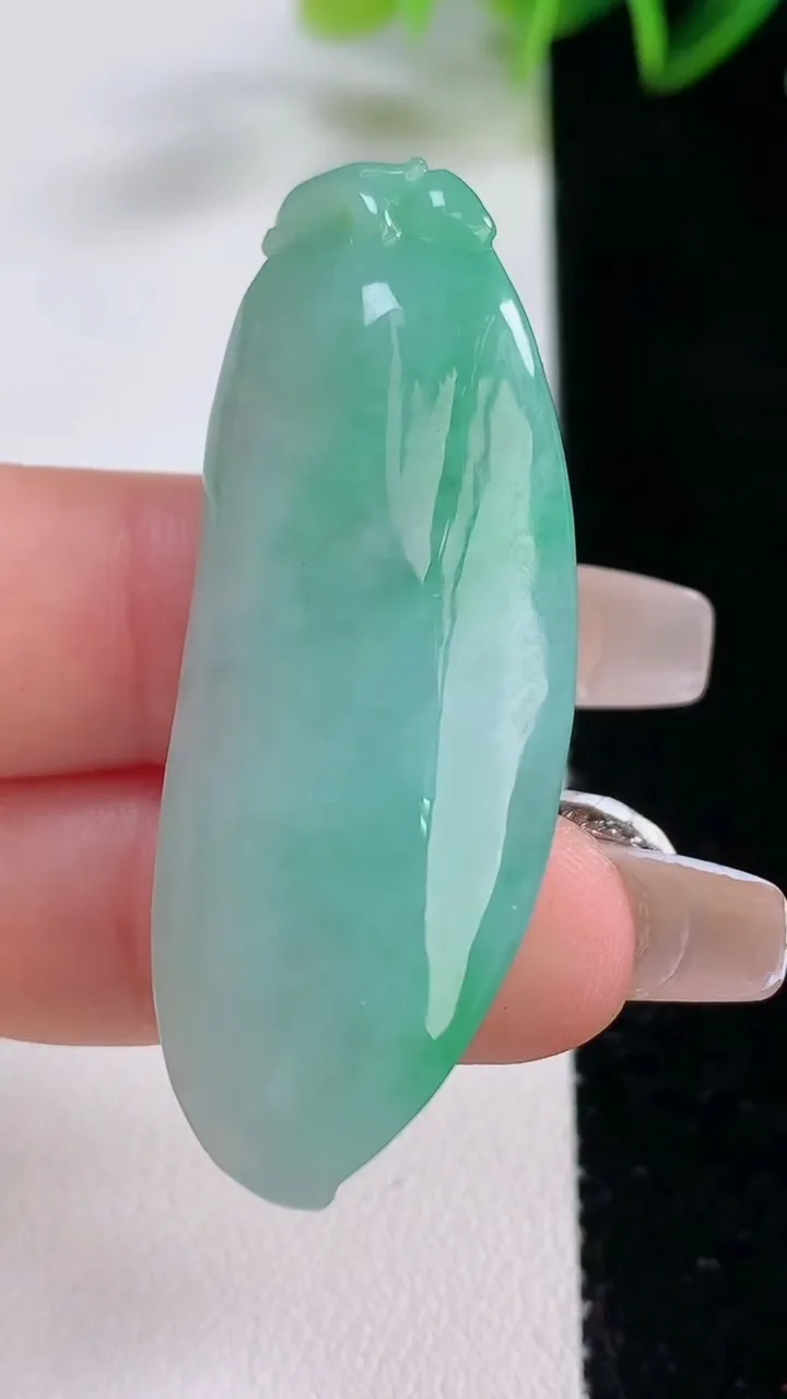 天然A货翡翠福瓜吊坠，尺寸48-17.3-11.8，重量:17.24g
12月22日