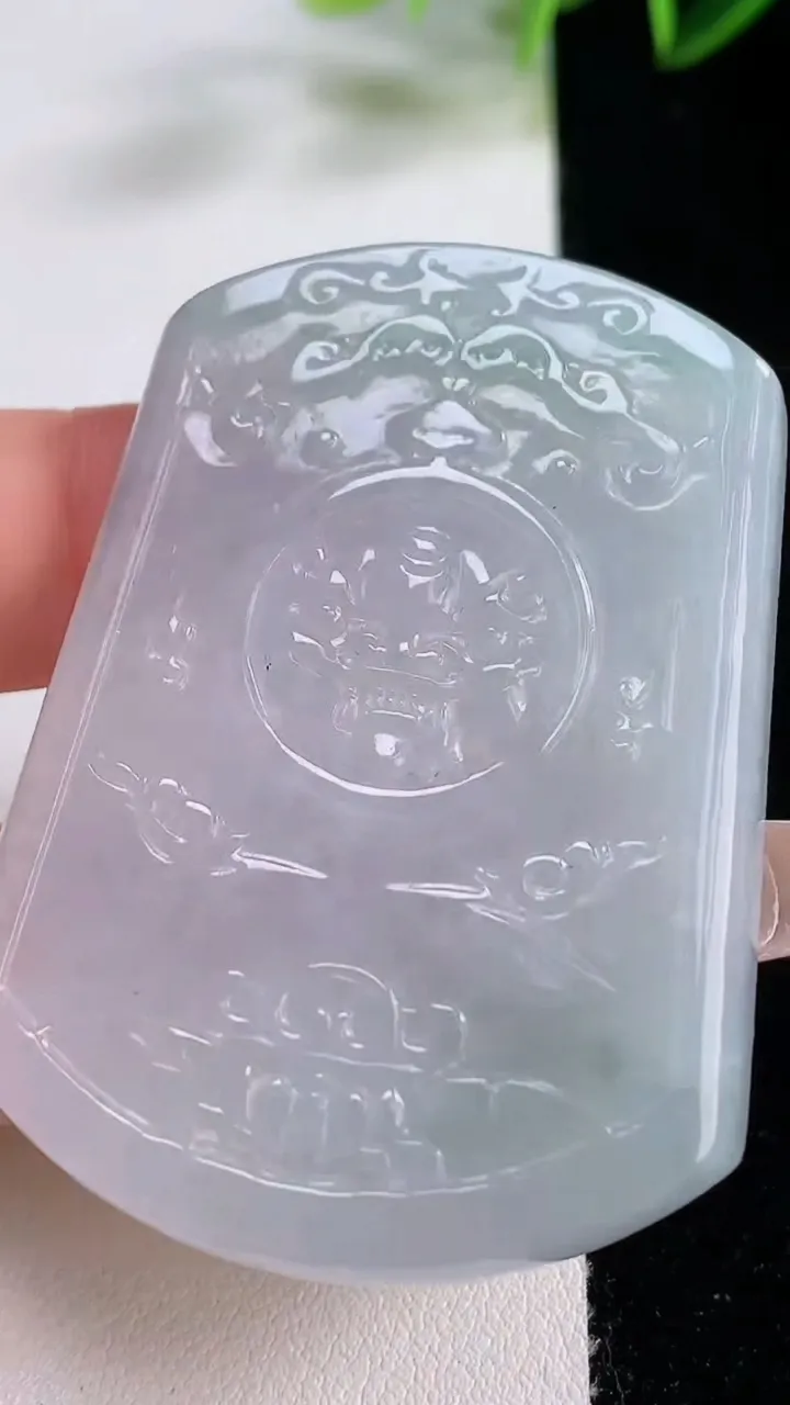 天然A货翡翠仿古无事牌吊坠，尺寸54.2-39-5，重量:30.31g
12月22日